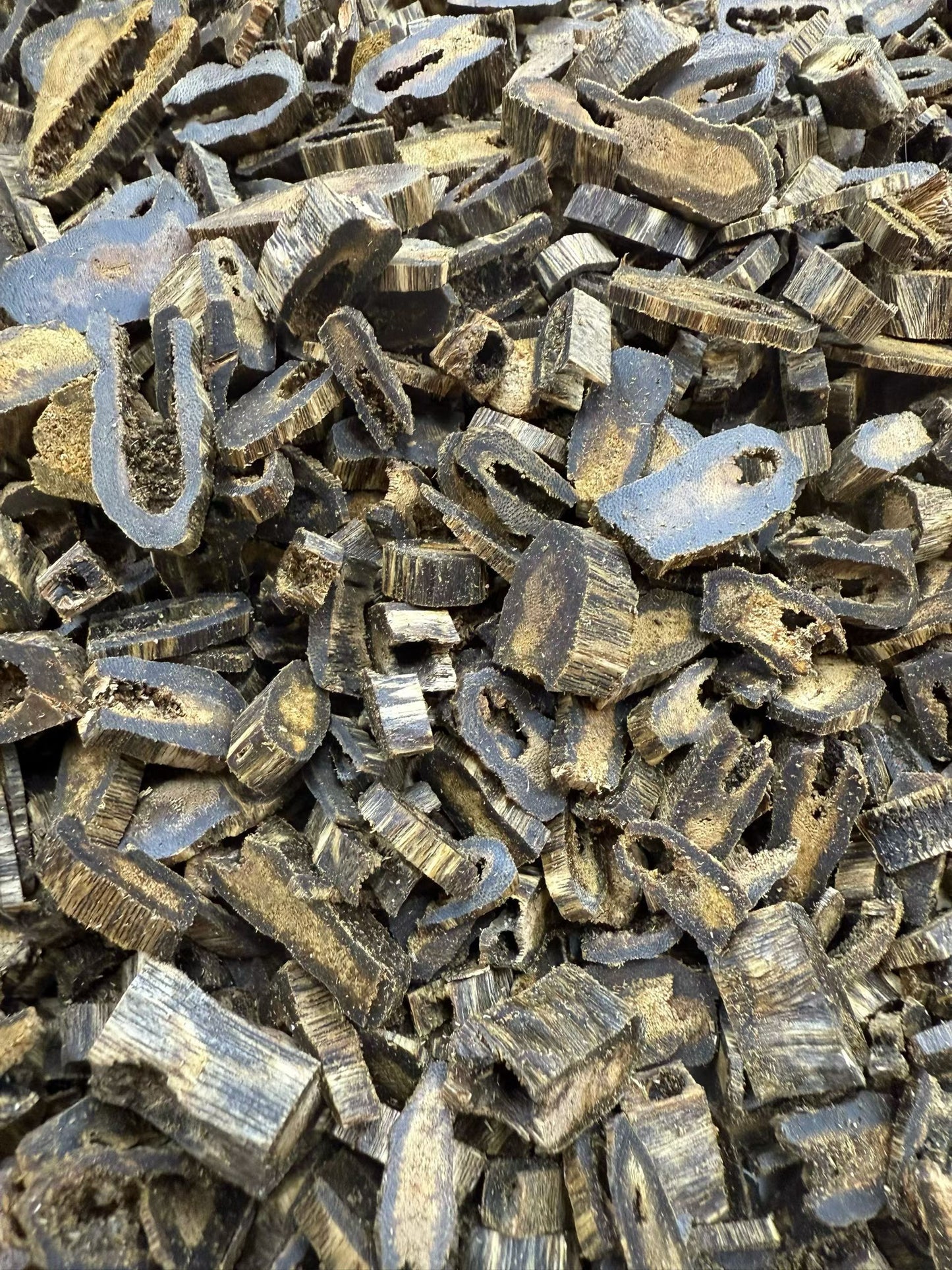 Kynam Agarwood Chips – High-Oil for Incense